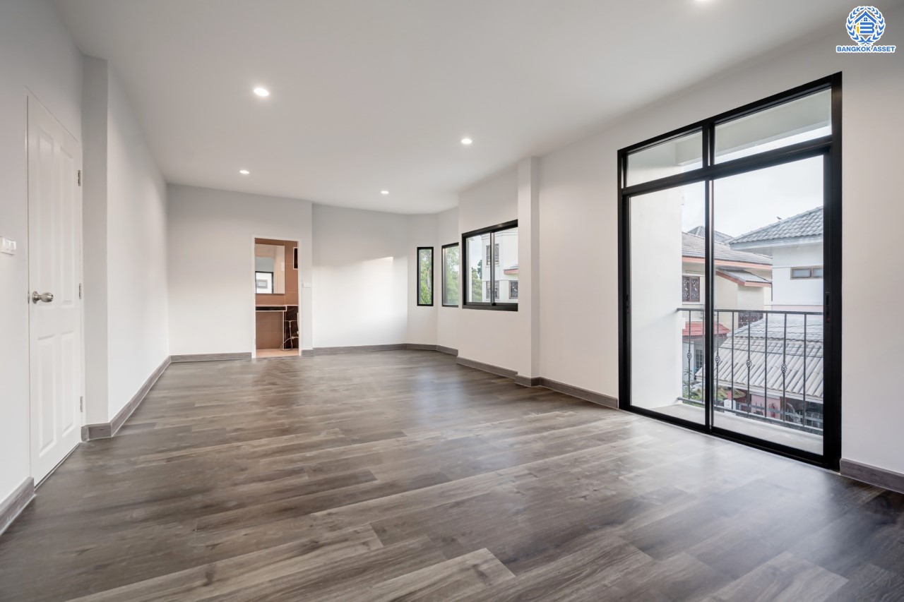 บ้านมือสองตกแต่งใหม่ ม.ปฐวีกาญจน์ ประชาชื่น-แจ้งวัฒนะ ทำเลโซนเมือง ดีไซน์สุด Classic เนื้อที่ 50 ตร.ว. ฟังก์ชัน 3 ห้องนอน 4 ห้องน้ำ ใกล้เซ็นทรัลแจ้งวัฒนะ สนามบินดอนเมือง เดินทางสู่ใจกลางเมืองได้อย่างรวดเร็วด้วย ทางด่วน"บางปะอิน-ปากเกร็ด" และรถไฟฟ้าสายสีชมพู "สถานีศรีรัช"